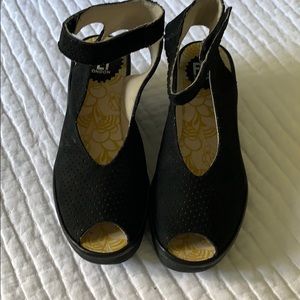 Fly London   Yala Perf size 37 black